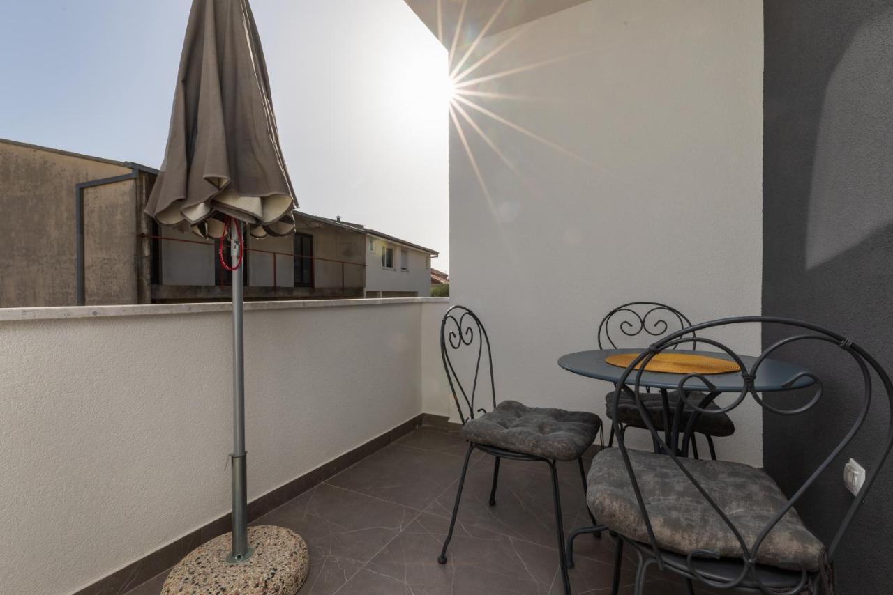 Apartments With A Parking Space Omis - 2745 Exterior foto